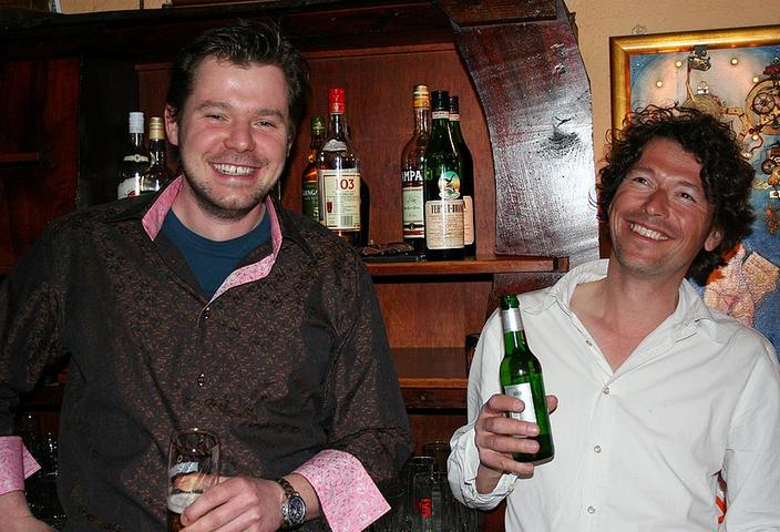 Stammgast Christian (41, rechts) wohnt gleich ums Eck und steht im Gregor Samsa oft hinter, vor oder neben dem Tresen. "Das Gregor Samsa ist wie ein Piratenschiff in rauer See, seit 40 Jahren unsinkbar, doch manchmal wogt es halt wie wild. Dass Künstler wie Dan Reeder und Harri Schemm ihre Zeche damit zahlen, für den Wirt das nackte Leben zu malen, kommt rauschwirkend hinzu." Stammgast Christian (41, rechts) wohnt gleich ums Eck und steht im Gregor Samsa oft hinter, vor oder neben dem Tresen. "Das Gregor Samsa ist wie ein Piratenschiff in rauer See, seit 40 Jahren unsinkbar, doch manchmal wogt es halt wie wild. Dass Künstler wie Dan Reeder und Harri Schemm ihre Zeche damit zahlen, für den Wirt das nackte Leben zu malen, kommt rauschwirkend hinzu."