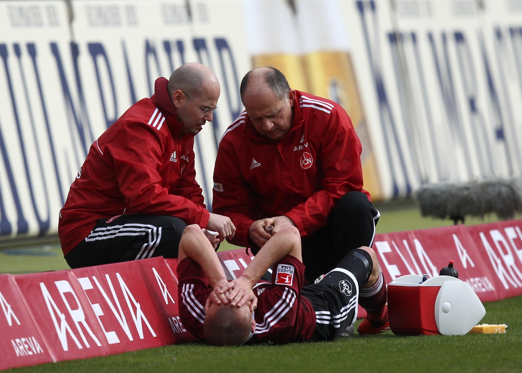 Tief stehend, gut organisiert und mit emsiger Laufarbeit hatte der FCN den großen Rivalen erwartet und aus einer Konterstellung immer wieder geschickt Nadelstiche nach vorne gesetzt. Mit dafür verantwortlich: Adam Hlousek, der zur Pause aufgrund eines Kreuzbandrisses raus musste.