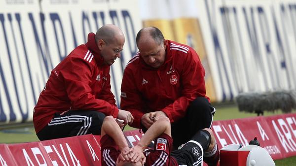 Tief stehend, gut organisiert und mit emsiger Laufarbeit hatte der FCN den großen Rivalen erwartet und aus einer Konterstellung immer wieder geschickt Nadelstiche nach vorne gesetzt. Mit dafür verantwortlich: Adam Hlousek, der zur Pause aufgrund eines Kreuzbandrisses raus musste.