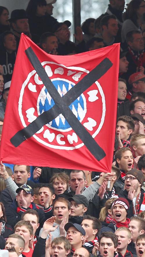 Auch durchgestrichen ist das FCB-Emblem hier und da bei den leidenschaftlichsten Nürnberger Fans zu finden.