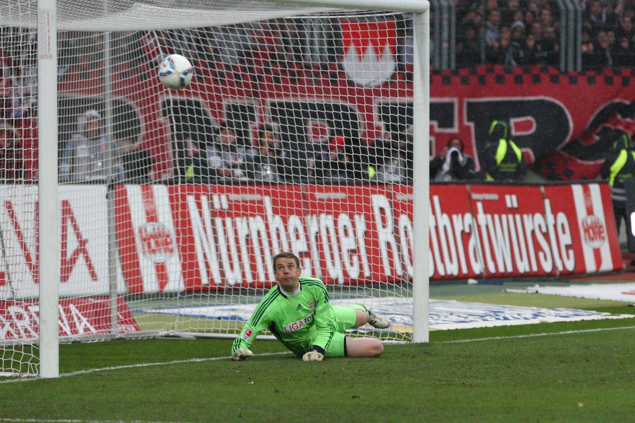 Der FCB verwaltete seine Führung geschickt und war nun dem zweiten Treffer näher. In der 88. Minute hätte er sich aber nicht über den Ausgleich beklagen dürfen. Schlussmann Manuel Neuer lenkte Almog Cohens Flatterball aus rund 30 Metern unorthodox mit den Fäusten und viel Glück ans Aluminium.