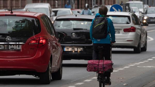 Falsch. Es sei denn, der Radler möchte im Stau oder an einer roten Ampel rechts am stehenden Autoverkehr vorbeifahren. Dies gestattet ihm die Straßenverkehrsordnung (§ 5 Abs. 8) aber nur mit mäßiger Geschwindigkeit, mit besonderer Vorsicht und nur dann, wenn genügend Raum zur Verfügung steht. Wenn die Autos so nah am Fahrbahnrand stehen, dass der Radler nicht vorbeikommt, muss er warten. Verboten ist es ihm auch, sich zwischen den wartenden Fahrzeugen hindurchzuschlängeln.
