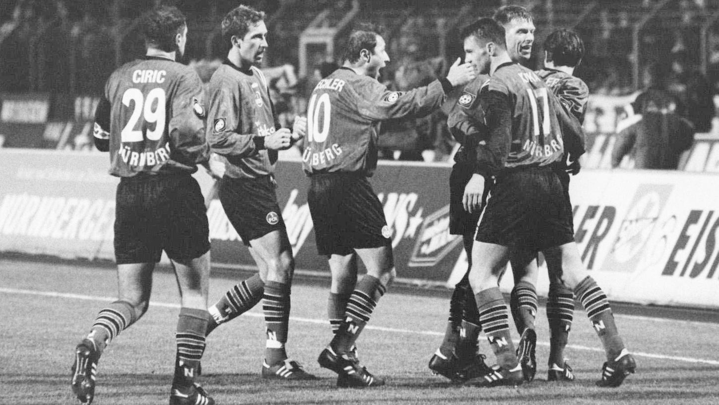 Gut gemacht! Pavel Kuka betätigte sich bei Nürnbergs 3:0-Heimerfolg gegen den FC Schalke 04 im Jahr 1999 als Doppelpacker, zur Freude seiner Spielkameraden.