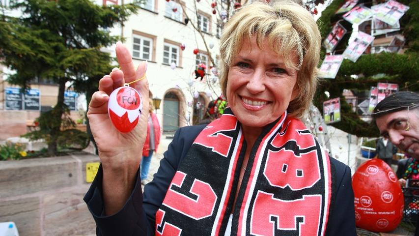 Auch die Bundestagsabgeordnete Dagmar Wöhrl (CSU) ließ es sich nicht nehmen, ein Ei vorbeizubringen.