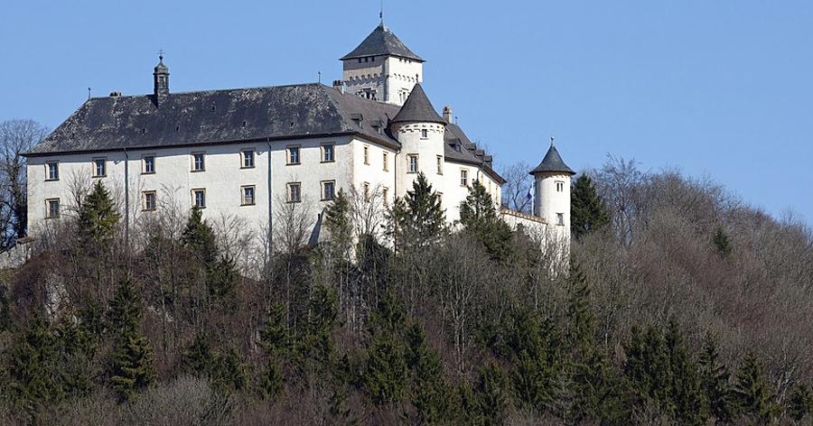 Imposant thront Schloss Greifenstein auf dem Berg. Weitere Bilder von der Wanderung im Internet unter www.nz.de/blogs/lieb. 