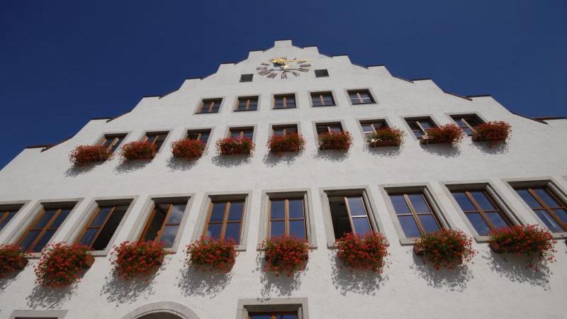 Sparen oder ausgeben: Im Neumarkter Rathaus gärt der altbekannte Streit zwischen Haushältern und Stadträten.