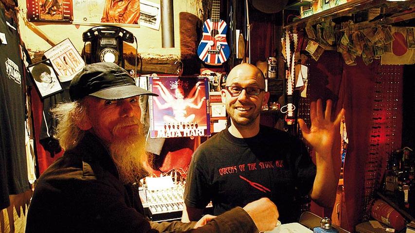Stammgast Patrice (56, links) mit Wirt Stephan in der Mata Hari Bar : "Ich wohne direkt gegenüber und komme seit sechs Jahren regelmäßig. Stephan hat einen super Musikgeschmack, das ist einer der Gründe, warum ich so gerne hier bin. Meine Wurzeln liegen in der französischen Bretagne, am liebsten trinke ich deshalb Wein. Ich mag das bunte, multikulturelle Publikum und die freundlichen Gäste in der Mata-Hari-Bar und habe hier schon viele interessante Gespräche geführt. Für Stephan und seine Bar habe ich sogar extra eine eigene Skulptur entworfen: einen kleinen Glückspopo. Die wenigsten wissen es, doch jeder, der die am Eingang hängende Skulptur in Form eines Frauenhinterteils zart berührt, der hat einen einzigen Wunsch frei." Stammgast Patrice (56, links) mit Wirt Stephan in der Mata Hari Bar : "Ich wohne direkt gegenüber und komme seit sechs Jahren regelmäßig. Stephan hat einen super Musikgeschmack, das ist einer der Gründe, warum ich so gerne hier bin. Meine Wurzeln liegen in der französischen Bretagne, am liebsten trinke ich deshalb Wein. Ich mag das bunte, multikulturelle Publikum und die freundlichen Gäste in der Mata-Hari-Bar und habe hier schon viele interessante Gespräche geführt. Für Stephan und seine Bar habe ich sogar extra eine eigene Skulptur entworfen: einen kleinen Glückspopo. Die wenigsten wissen es, doch jeder, der die am Eingang hängende Skulptur in Form eines Frauenhinterteils zart berührt, der hat einen einzigen Wunsch frei."