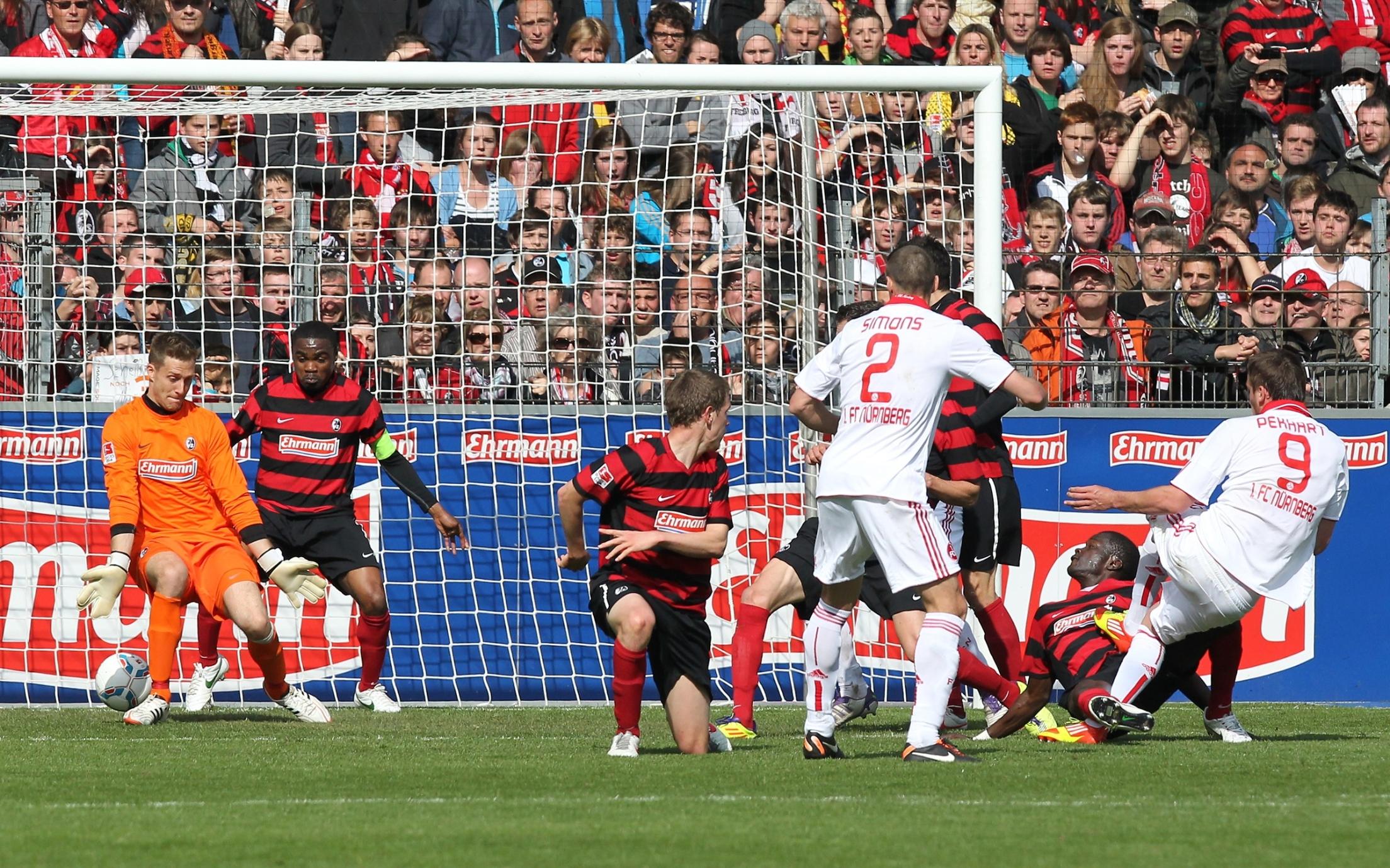 ....und Pekharts spätem Treffer führt der neunmalige deutsche Meister im Breisgau 2:0. Doch der SC steigert sich im zweiten Durchgang und verdient sich so ein 2:2-Remis.