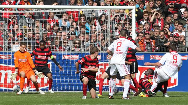 ....und Pekharts spätem Treffer führt der neunmalige deutsche Meister im Breisgau 2:0. Doch der SC steigert sich im zweiten Durchgang und verdient sich so ein 2:2-Remis.