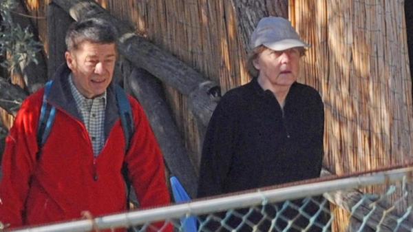 In Berlin wohnt Angela Merkel mit Ehemann Joachim Sauer direkt im Bezirk Mitte, nahe der Museumsinsel. Am Wochenende zieht es die beiden allerdings häufig raus aufs Land, genauer in ihr Ferienhaus in der Nähe von Templin. Dort ist Merkel aufgewachsen und auch viele Freunde und Bekannte wohnen noch immer dort.