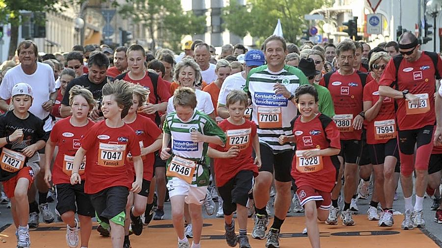 Beim Start zum Hobbylauf des Metropolmarathons 2011 dominierten die Nürnberger Farben Rot und Schwarz. Bürgermeister Markus Braun (mit Startnummer 7700) hält mit den Fürther Stadtfarben Weiß und Grün dagegen. Rechts neben ihm läuft Benefiz-Organisator Bernhard Nuss (Startnummer 7380).