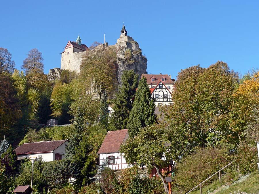 Die Burg Hohenstein thront auf einem 634 Meter hohen Dolomitfels. Deshalb gilt die Burg Hohenstein auch als höchster bewohnter Punkt Mittelfrankens. Nähere Informationen zur Burg Hohenstein gibt es hier .