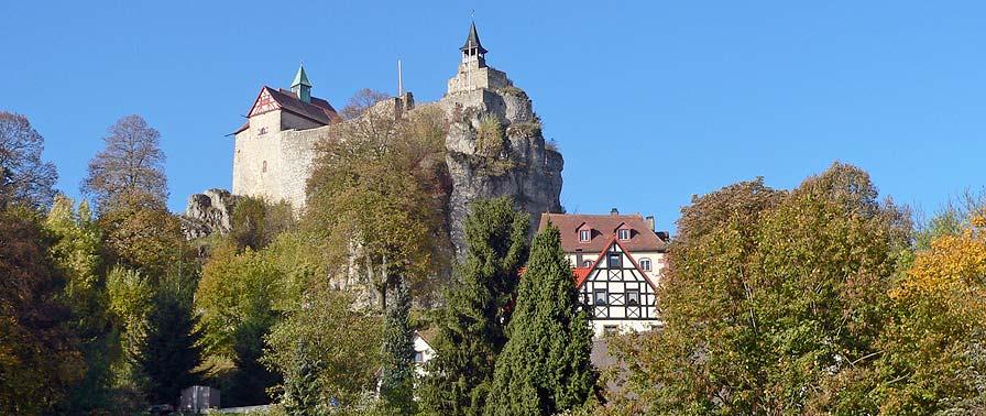 Die Burg Hohenstein thront auf einem 634 Meter hohen Dolomitfels. Deshalb gilt die Burg Hohenstein auch als höchster bewohnter Punkt Mittelfrankens. Nähere Informationen zur Burg Hohenstein gibt es hier .