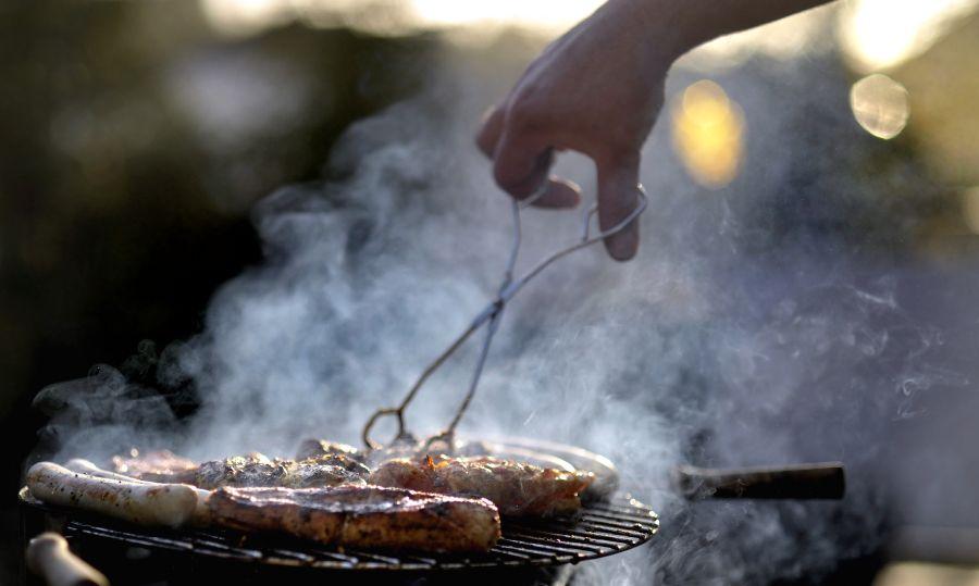 Die Freizeitanlage liegt südwestlich des Emmy-Noether-Gymnasiums in Erlangen-Bruck. Dort stehen bereits zwei gemauerte Grills zur Verfügung. Selbstverständlich dürfen auch eigene Grills mitgebracht werden. Die Freizeitanlage kann für Privatfeiern und Openair-Veranstaltungen gemietet werden.
