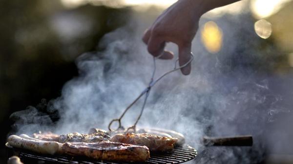 Die Freizeitanlage liegt südwestlich des Emmy-Noether-Gymnasiums in Erlangen-Bruck. Dort stehen bereits zwei gemauerte Grills zur Verfügung. Selbstverständlich dürfen auch eigene Grills mitgebracht werden. Die Freizeitanlage kann für Privatfeiern und Openair-Veranstaltungen gemietet werden.