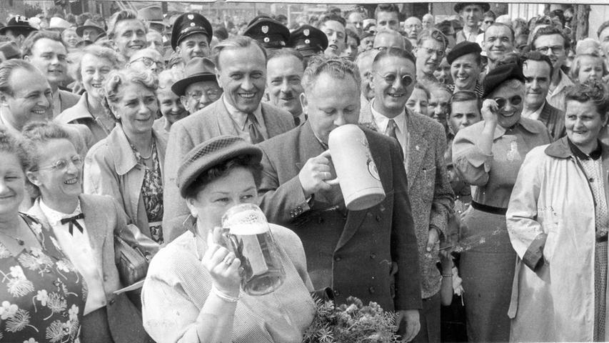 Und natürlich das Bier dazu. Einen kräftigen Schluck davon nehmen hier 1953 der damalige Oberbürgermeister Otto Bärnreuther und seine Ehefrau. Links im Bild Käthe Reichert (mit schwarzer Schleife), dahinter die Stadträte Jarosch und Letsch und Oberinspektor Merkel.