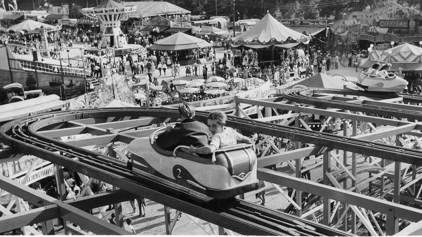1958 wurde die "Wilde Maus" zum ersten Mal auf dem Volksfest aufgebaut und war ein voller Erfolg.