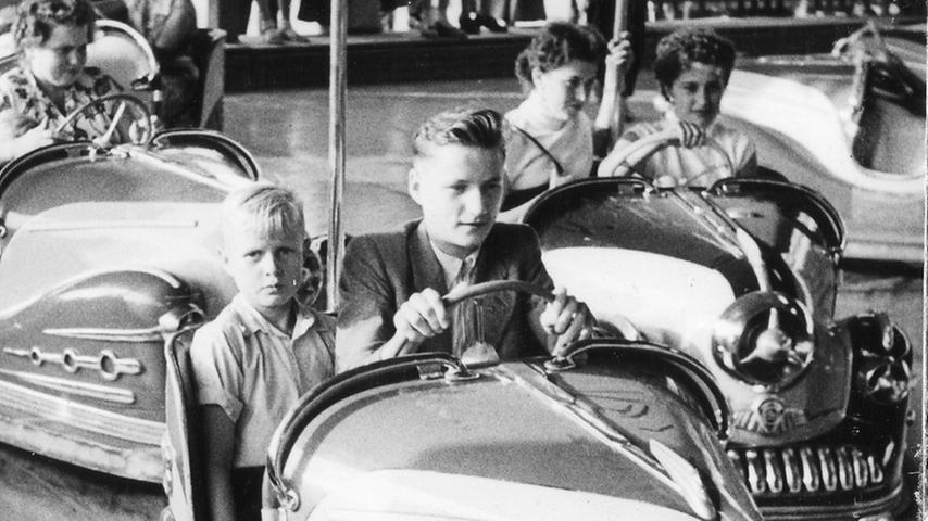 Neben Kettenkarussell ein weiteres Muss auf jedem Volksfest, das etwas auf sich hält: Der Autoscooter. Das Fahrgeschäft wurde bereits Anfang des 20 Jahrhunderts entwickelt.