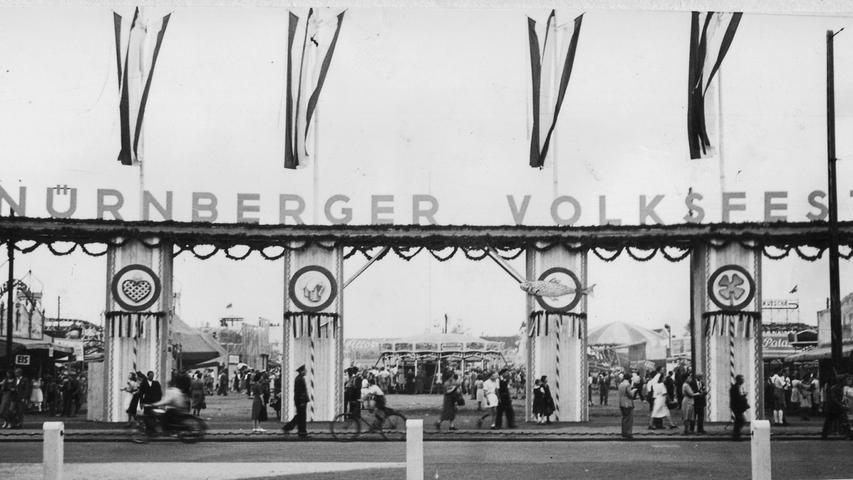 Im Jahr 1826 fand zum ersten Mal das Nürnberger Volksfest in Gleißhammer statt. Seither passierten zahlreiche Besucher die Eingangspforten. Das Bild stammt aus dem Jahre 1949, damals wurde das Fest noch auf dem Gelände an der Fürther Straße errichtet.