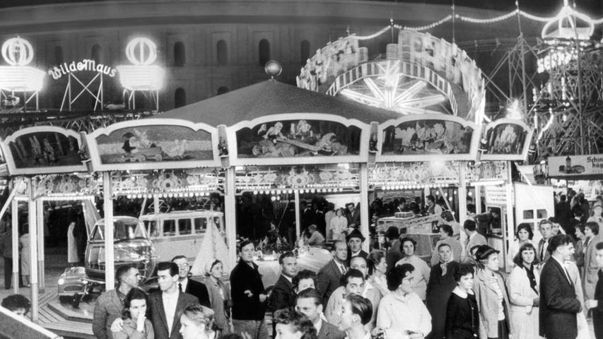 Ein ebenso traditionsreiches Fahrgeschäft wie das Kettenkarussell ist die "Wilde Maus", die hier im Bild von 1959 im Hintergrund zu sehen ist.