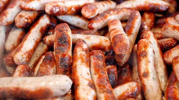 Was aber kommt dann auf den Rost? "Geflügelspieße und Burger sind im Trend", sagt Böcklein, "aber auch Altbewährtes wie Schweinesteaks und Bratwürste." Am besten geht das Geschäft mit dem Grillfleisch übrigens früh in der Saison.