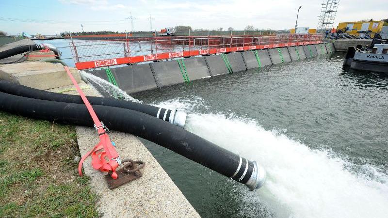 An der Zenntalbrücke beförderten die Pumpen 48.000 Kubikmeter Wasser  aus dem Brückentrog.
