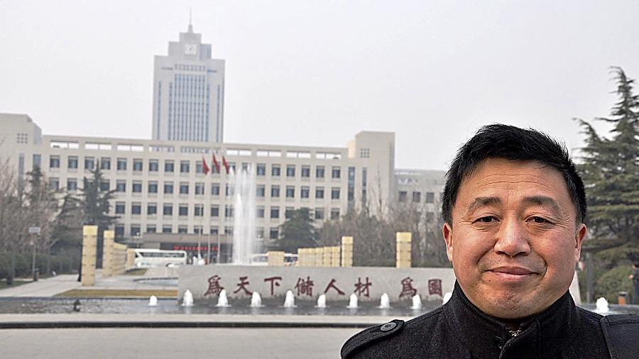 Philosophie-Professor Zhang Wenzhi hat Jinan verlassen, um ein Jahr lang in Erlangen zu lehren. Philosophie-Professor Zhang Wenzhi hat Jinan verlassen, um ein Jahr lang in Erlangen zu lehren.