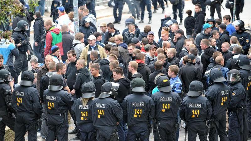 Kostenpflichtig? Die Bremer Polizei schirmt HSV-Fans ab.