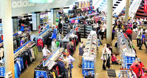 Was gibt es zu kaufen? Mode für Männer, Damen, Kinder, Bademode, Schuhe und natürlich jede Menge Sportartikel. Von der Tennisausrüstung über die Sporthose bis hin zum Fußball. Was kann ich sparen? Je nach Produkt ist eine Ersparnis von 30 bis 70 Prozent möglich. Für ein entspanntes Einkaufen ist auch gesorgt: Im Adidas Outlet in Herzogenaurach gibt es einen integrierten Gastrobereich und einen Wickelraum für Kleinkinder. Adresse: Olympiaring 2, 91074 Herzogenaurach Öffnungszeiten: Montag bis Freitag: 9-20 Uhr; Samstag: 9-19 Uhr