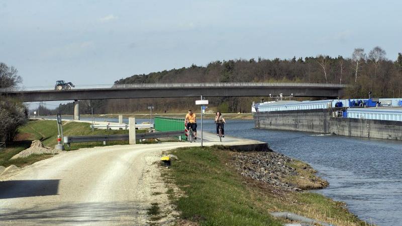 Für die Dauer der Arbeiten ist der Kanal für die Schifffahrt total gesperrt. Südwestlich von Erlangen wird auch der Hüttendorfer Damm auf seine Funktionsfähigkeit überprüft.