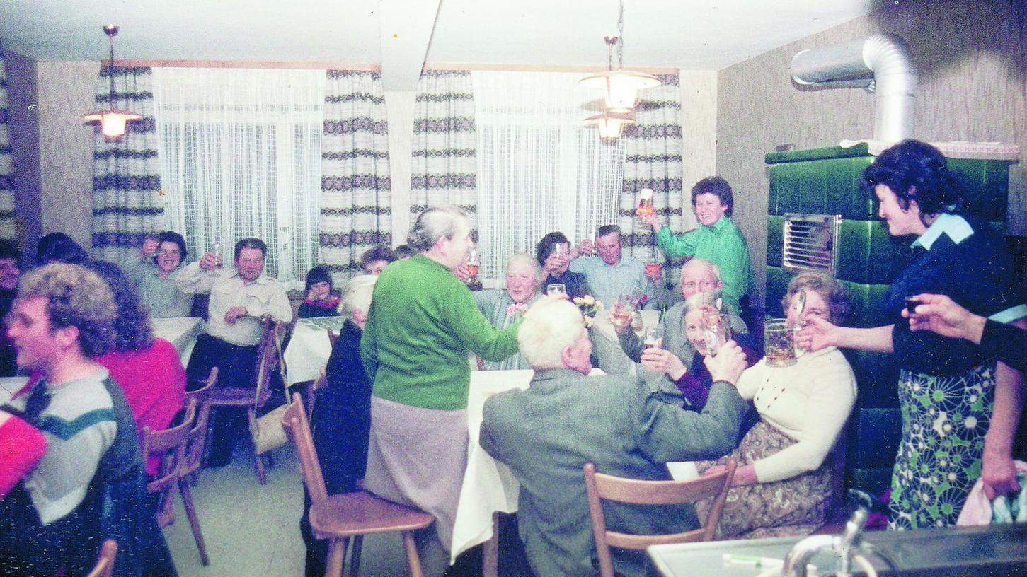 Ein Bild aus vergangener Zeit: Lustiger Abend in den 1980er Jahren im Hetzendorfer Dorfwirtshaus mit der damaligen Chefin Wirth. Ein Bild aus vergangener Zeit: Lustiger Abend in den 1980er Jahren im Hetzendorfer Dorfwirtshaus mit der damaligen Chefin Wirth.