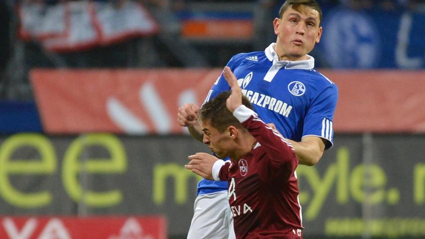 Auch Schalke stellte sich beim Verteidigen nun geschickter an als noch in der ersten Halbzeit, ...