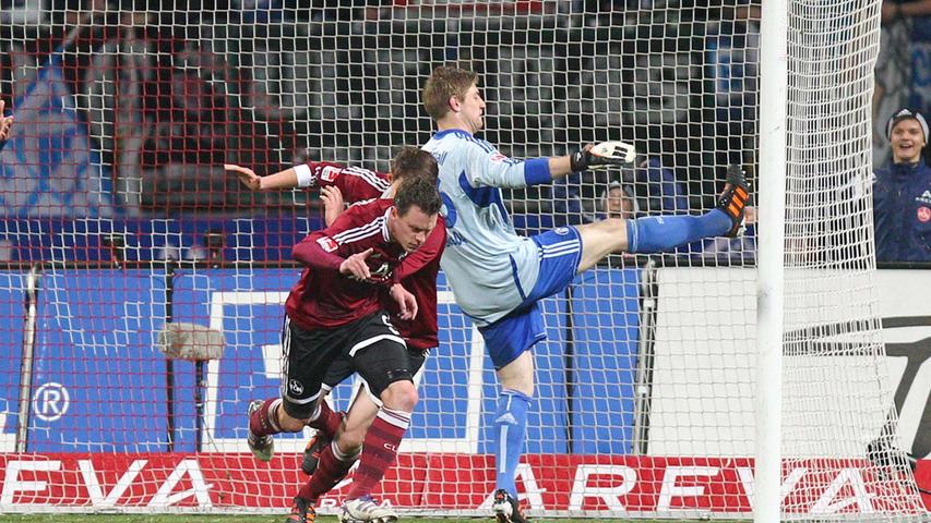 ...den Ball mit einem Aufsetzer unhaltbar im rechten oberen Eck unterbrachte. Schalkes Torwart Lars Unnerstall (rechts) war sichtlich genervt, Balitsch bejubelte sein erstes Tor im Club-Trikot cool.