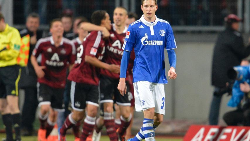 Während die Club-Spieler feierten, war Schalkes Julian Draxler sichtlich bedient.