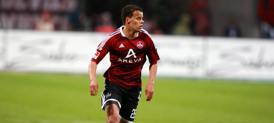 Zur selben Zeit gekommen, zur selben Zeit gegangen: Timothy Chandler ging einen ähnlichen Weg wie Marvin Plattenhardt, nur dass er sich schon von Beginn an in der Nürnberger Mannschaft etablierte und fast jedes Spiel, das er nicht aufgrund einer Sperre oder einer Verletzung aussetzen musste, in der Startelf stand. Vier Jahre spielte der gebürtige Frankfurter bis zu seiner Rückkehr an den Riederwald für den FCN. Am 19. Spieltag der Saison 2010/11 debütierte Chandler bei Nürnbergs Lieblingsclub in der Bundesliga - und wurde, wie erwähnt - prompt zur Stammkraft rechts hinten. Nur zwei Monate später gab der Flankenläufer gegen Argentinien seinen Einstand für die USA. Gegenspieler: Lionel Messi. Zur selben Zeit gekommen, zur selben Zeit gegangen: Timothy Chandler ging einen ähnlichen Weg wie Marvin Plattenhardt, nur dass er sich schon von Beginn an in der Nürnberger Mannschaft etablierte und fast jedes Spiel, das er nicht aufgrund einer Sperre oder einer Verletzung aussetzen musste, in der Startelf stand. Vier Jahre spielte der gebürtige Frankfurter bis zu seiner Rückkehr an den Riederwald für den FCN. Am 19. Spieltag der Saison 2010/11 debütierte Chandler bei Nürnbergs Lieblingsclub in der Bundesliga - und wurde, wie erwähnt - prompt zur Stammkraft rechts hinten. Nur zwei Monate später gab der Flankenläufer gegen Argentinien seinen Einstand für die USA. Gegenspieler: Lionel Messi.