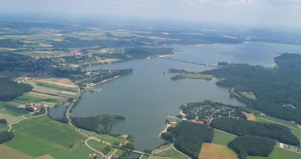 Rund 150 Millionen Kubikmeter Donau- und Altmühlwasser gelangen jedes Jahr über das Fränkische Seenland in Regnitz und Main. Dafür gibt es zwei voneinander unabhängige Systeme: die Überleitung über den Main-Donau-Kanal und den Rothsee sowie die Brombachseeüberleitung mit dem Großen und Kleinen Brombachsee, dem Igelsbachsee sowie dem Altmühlsee und dem Altmühlüberleiter. Beide Systeme überwinden die europäische Hauptwasserscheide. Sie verhindern zu niedrige Wasserpegel im Norden und sorgen gleichzeitig gegen sommerliche Überschwemmungen im mittleren Altmühltal vor.