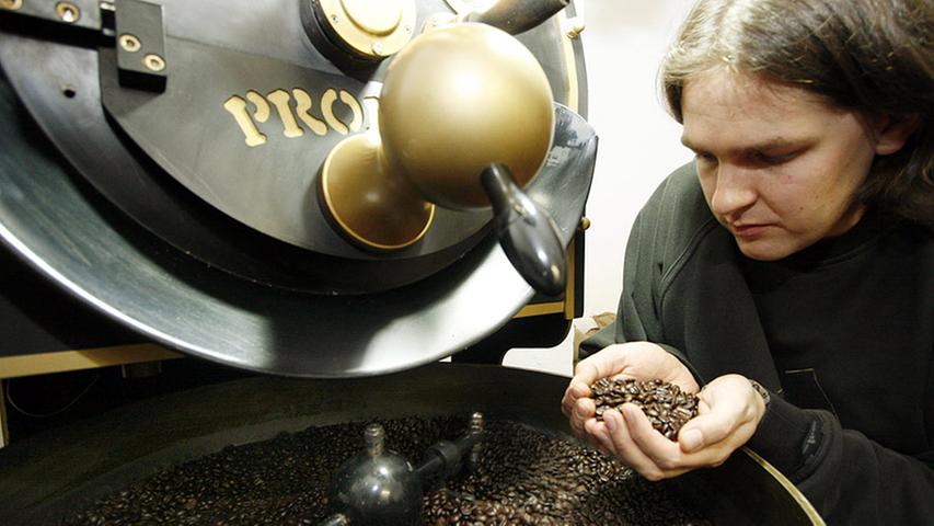 Schonend geröstet entfaltet die Bohne ihr Aroma besonders gut. In der Kaffeemanufaktur treffen sich Kaffeeliebhaber zum Informationsaustausch.