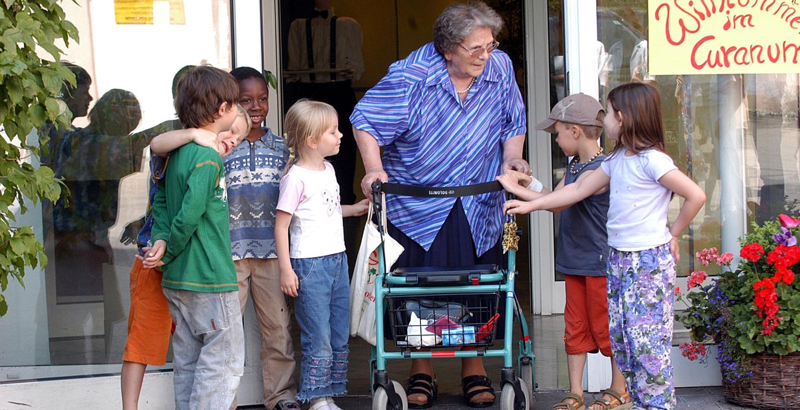 Senioren betreuen Kinder