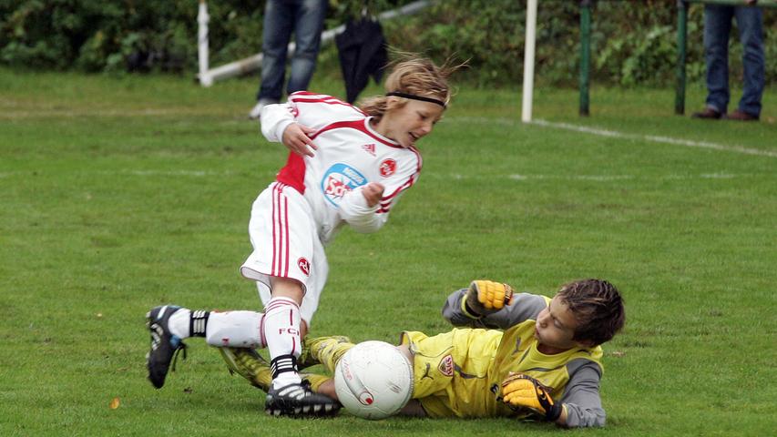Am Ende nahm der gegnerische Keeper dem jungen Club-Stürmer den Ball noch vom Fuß.