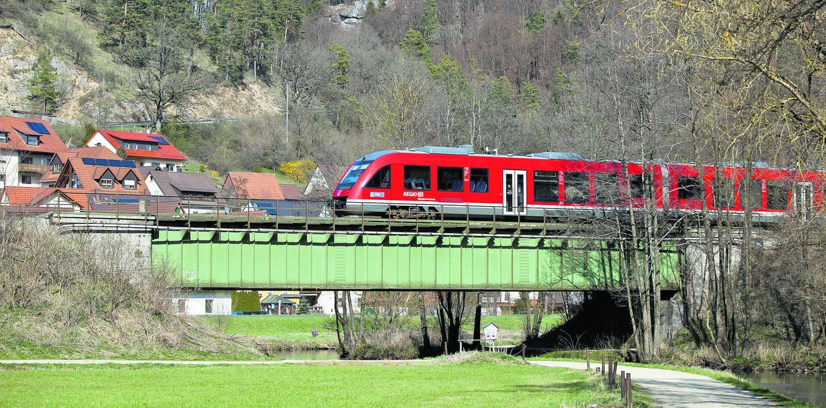 Ein Regionalzug fährt auf der Stahlbrücke über die Pegnitz in Enzendorf bei Hartenstein. Auch diese Brücke soll ersetzt werden. Ein Regionalzug fährt auf der Stahlbrücke über die Pegnitz in Enzendorf bei Hartenstein. Auch diese Brücke soll ersetzt werden.