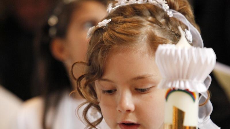 In prächtigen Kleidern und mit festlichen Kerzen feierten die Kinder den Tag ihrer ersten Kommunion.