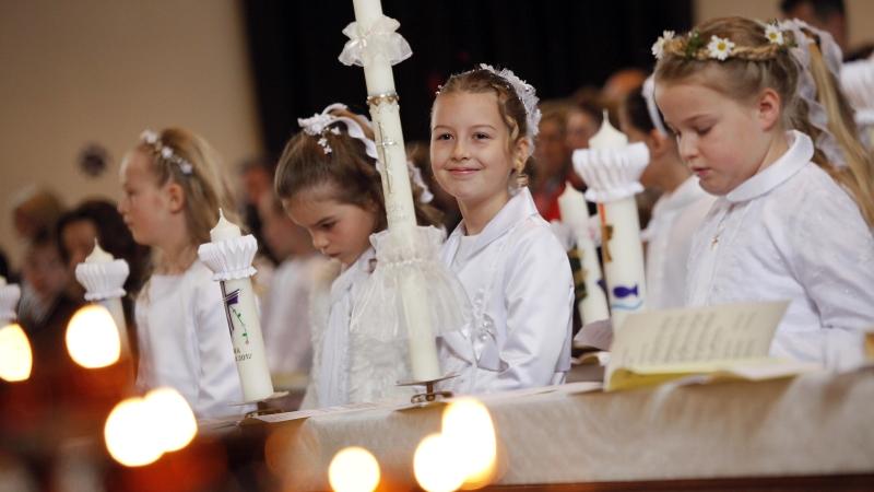 Traditionell findet die Erstkommunion in der katholischen Kirche an dem Sonntag nach Ostern, dem sogenannten "Weißen Sonntag", statt.
