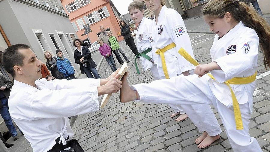 Bummeln zwischen Tanz und Kampfkunst Bummeln zwischen Tanz und Kampfkunst