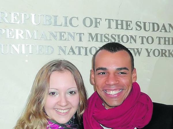 Bevor es mit diesem Planspiel für Studenten aus aller Welt so richtig losgeht, holen sich Jenni und Joao noch Tipps in der echten Vertretung des Sudans. Denn dieses Land soll das Team der Uni Erlangen-Nürnberg schließlich später in den simulierten UN-Komitees vertreten. Bevor es mit diesem Planspiel für Studenten aus aller Welt so richtig losgeht, holen sich Jenni und Joao noch Tipps in der echten Vertretung des Sudans. Denn dieses Land soll das Team der Uni Erlangen-Nürnberg schließlich später in den simulierten UN-Komitees vertreten.
