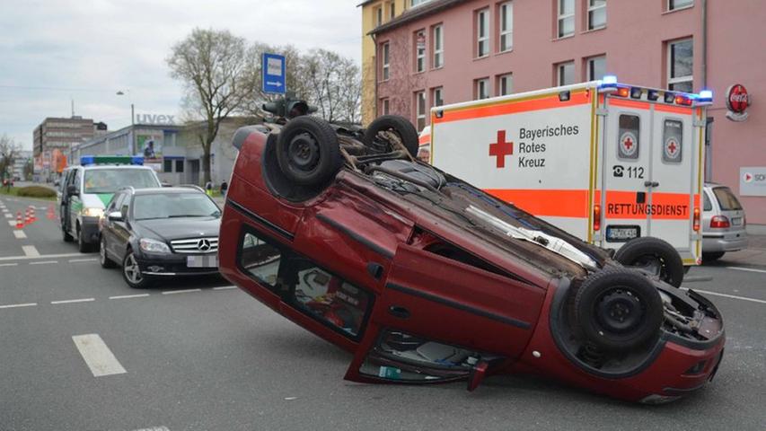 Drei Autos kaputt, eine Fahrerin verletzt: Unfall in Fürth