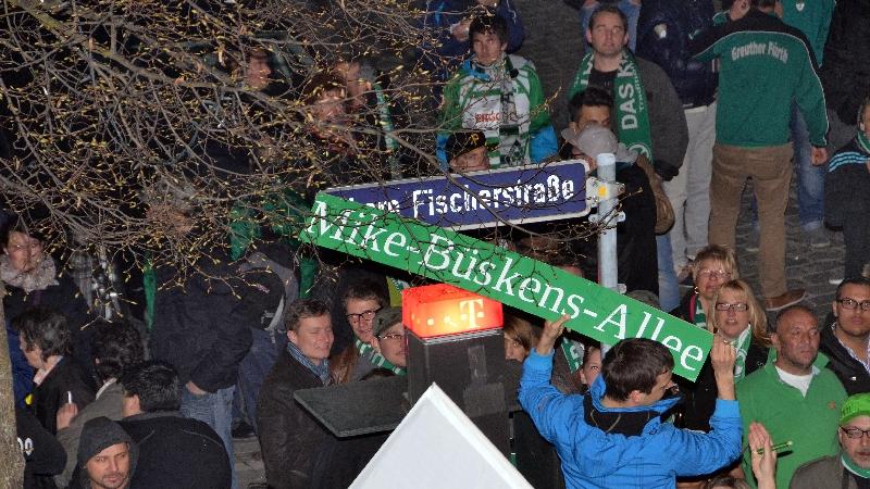 ... dem ersten Platz in der 2. Bundesliga. Die Fans wissen, wem sie diese Glücksmomente zu verdanken haben und rufen bei den fröhlichsten Feierlichkeiten, die die Stadt Fürth seit vielen Jahren gesehen hatte, spontan die Mike-Büskens-Allee aus.