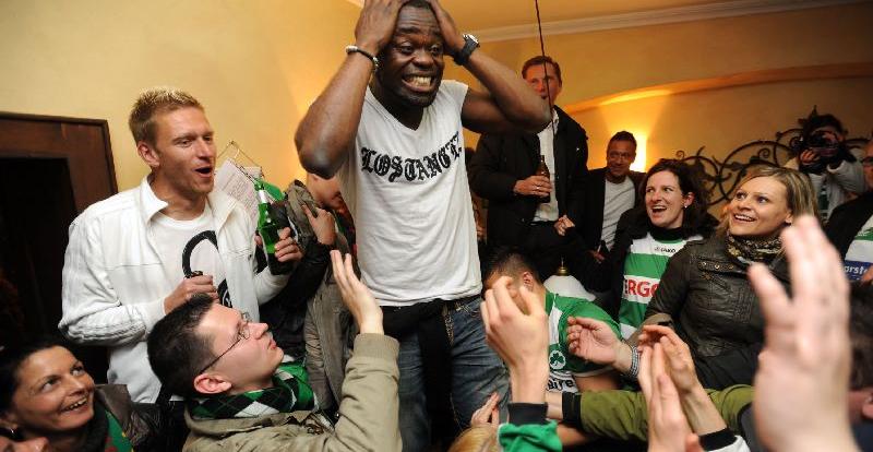 Aufstieg 2012! Die Fans feiern ihre Idole in der Gustavstraße