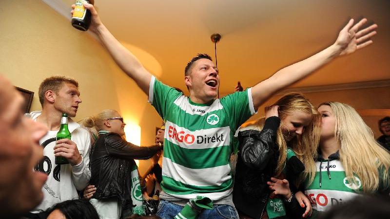Aufstieg 2012! Die Fans feiern ihre Idole in der Gustavstraße
