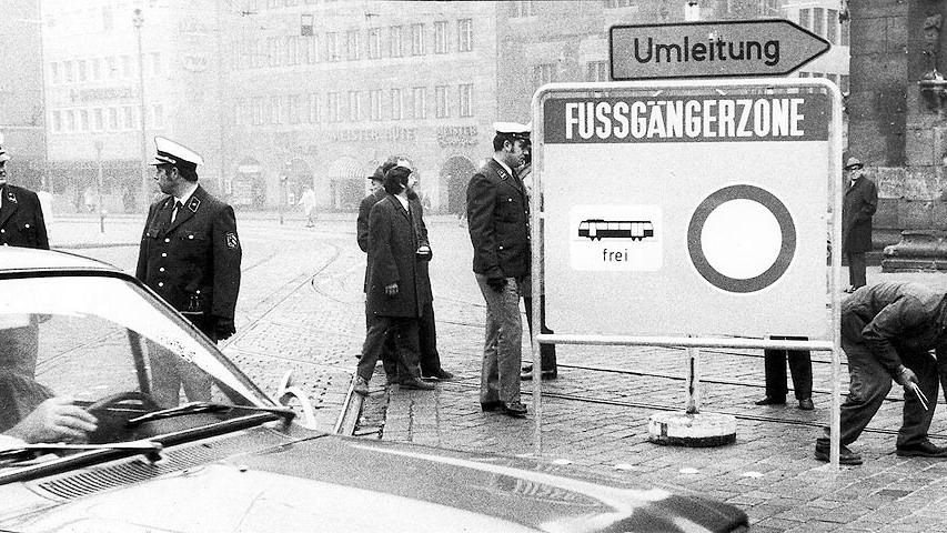 Die Polizei war präsent, als bereits im Oktober 1972 ein Teil der Königstraße vor der Lorenzkirche zur Fußgängerzone erklärt wurde.