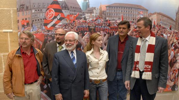 ... Maly auch im Aufsichtsrat des 1. FCN. Größter Moment natürlich auch für ihn: der Pokalsieg 2007, hier mit dem damaligen Club-Präsidenten Michael A. Roth (3.v.l.) und Ex-Trainer Hans Meyer (2.v.r.).